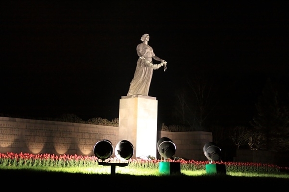 Монумент "Родина-Мать" на Пискаревском...